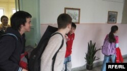 Англиски од прво, македонски од четврто одделение или обратно?