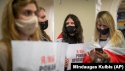 Vilnius: protest împotriva reținerii jurnalistului independent Roman Pratasevici, dumincă 23 mai 2021, la Minsk. Pratasevici era în zborul Ryanair de la Athena la Vilnius, Lituania, care a fost deturnat pe aeroportul din Minsk, Belarus.