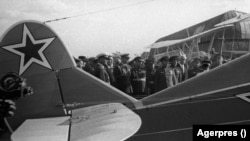 Regele Mihai primește de la Stalin două avioane mici de vânătoare; un semn de apreciere pentru eforturile României în al Doilea Război Mondial contra lui Hitler.