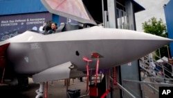 O aeronavă F-35 Lightning II și pilotul ei Monessa Balzhiser la expoziția Black Sea, Defense, Aerospace and Security (BSDA) de la București, pe 22 mai 2024.