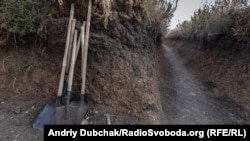 Лопати та відстріляні гільзи від кулемету ДШК на передових позицій української армії біля селища Богданівка (потенційна зона розведення військ), вересень 2019 року