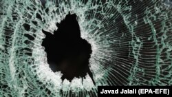 په ټولنیزو رسنیو کې په خپرو شویو تصویرونو کې ښکاري چې موټر یې پر مرمیو سوری سوری شوی دی.