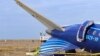 Coada aeronavei Embraer a companiei Azerbaijan Airlines, pe un câmp din apropierea orașului kazah, Aktau, pe țărmul estic al Mării Caspice. Avionul a traversat marea după ce a fost lovit în Federația Rusă, când încerca să aterizeze la Groznîi.