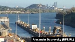 Canalul Panama. Miraflores, una dintre cele trei ecluze care fac parte din Canalul Panama și numele micului lac care o separă de ecluza Pedro Miguel din amonte.
