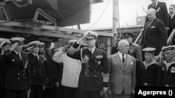 Regele Mihai, premierul Groza, ofițeri din Marină la retrocedarea bricului Mircea de către sovietici, 26 mai 1946.