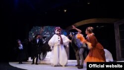 Scenă din spectacolul „Omul de zăpadă care voia să întîlnească soarele” de Matei Vișniec, Producție a Teatrului Republican Luceafărul, Moldova, Chișinău.
