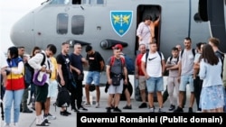 Români repatriați din zona de conflict din Orientul Mijlociu. 