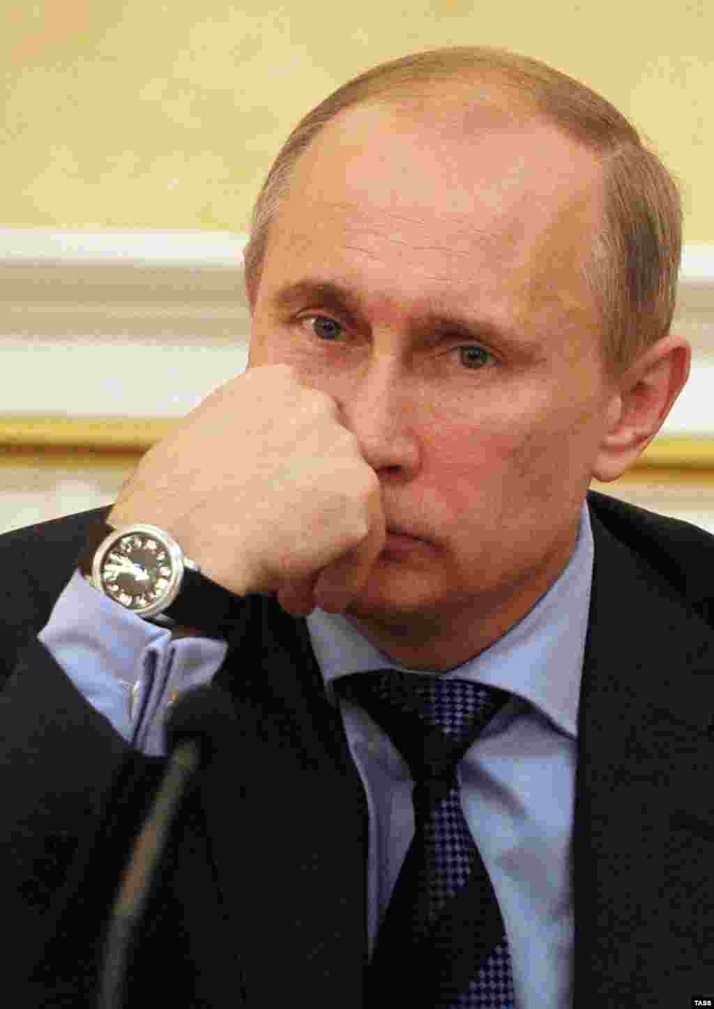 Володимир Путін, іще прем’єр-міністр Росії, але вже обраний утретє на президента, на засіданні президії російського уряду у квітні 2012 року