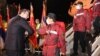 Președintele Aleksandar Vucic (fără mască) îi salută pe experții chinezi care au adus ajutoare medicale la Belgrad, 21 martie 2020