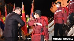 Presidenti serb, Aleksandar Vuçiq mirëpret ekspertët shëndetësorë kinezë dhe ndihmat mjekësore të dërguara nga Kina. Beograd, 21 mars, 2020. 