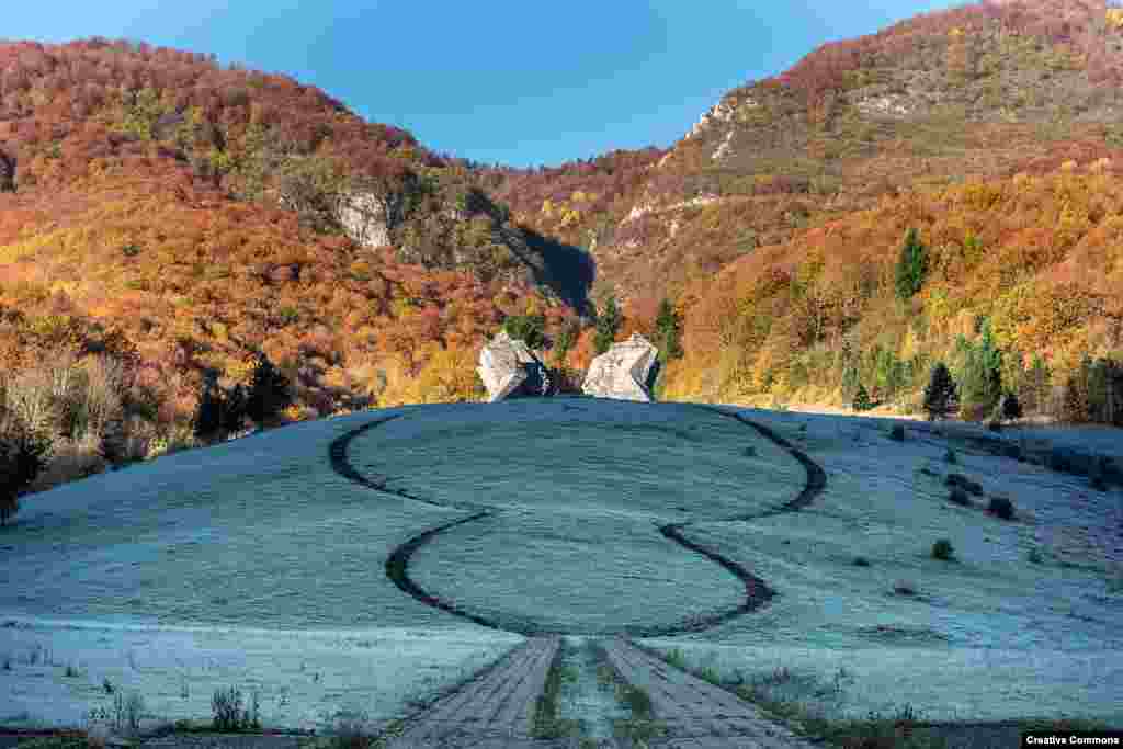 O vedere din spate a monumentului Sutjeska. Živković declara la BBC că i s-a dat „libertate nelimitată de a face ceea ce a dorit” adică să proiecteze și să realizeze monumentul cum a vrut. 