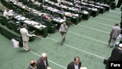 در مصوبه نمايندگان مجلس شورای اسلامی تاکيده شده که صورت دارايی مقامات، مسئولان و کارگزاران نظام جمهوری اسلامی محرمانه و انتشار آن ممنوع است.