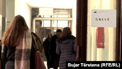 Mësimdhënësit e të gjitha niveleve në Kosovë në vitin 2019 për tri javë kishin mbajtur grevë, me kërkesë rritjen e pagave. 