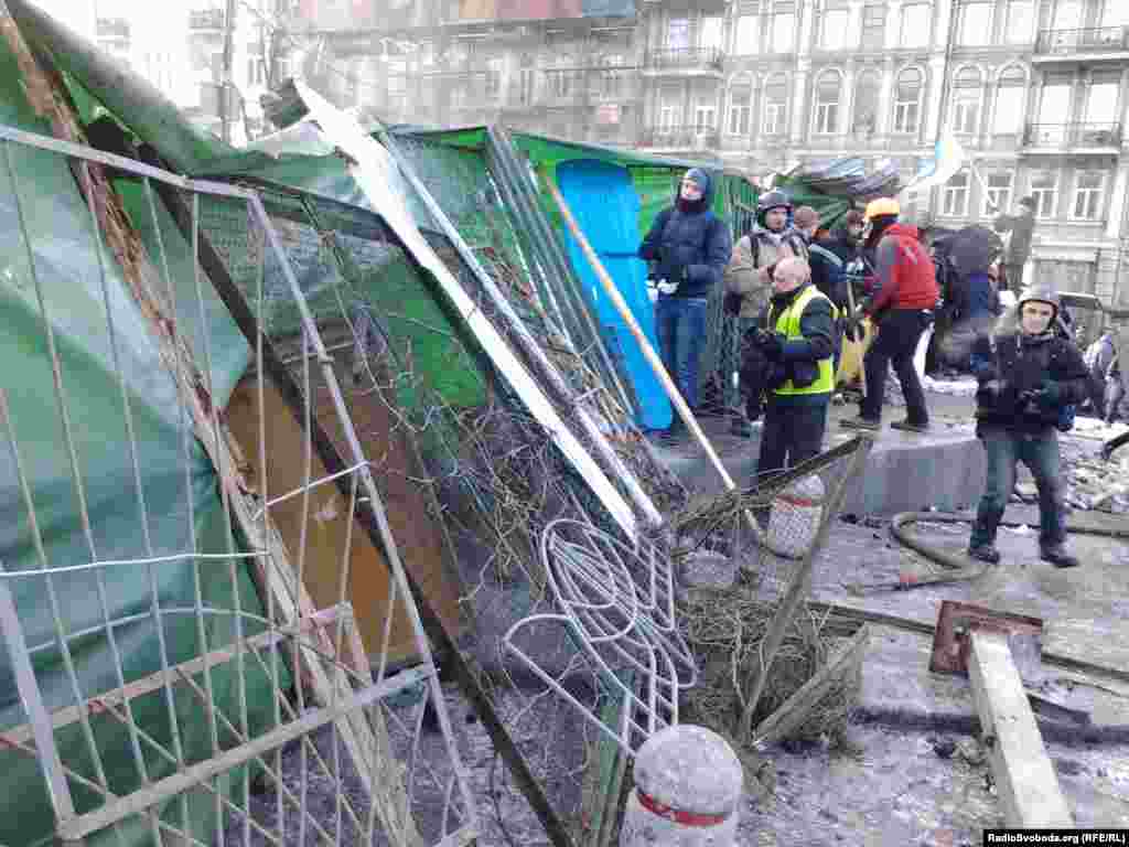 Дэманстранты ўзьвялі барыкады каля стадыёну "Дынама" ў Кіеве. Панядзелак, 20 студзеня.