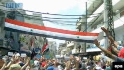 Protestçiler Latakiýanyň köçelerinde, 2011-nji ýylyň awgust aýy.