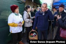 Călin Georgescu face cumpărături în piață în acțiunea de boicotare a supermarketurilor.