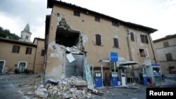 Зруйнований землетрусом будинок поблизу АЗС у містечку Віссо, Центральна Італія, 27 жовтня 2016 року