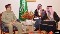د پاکستاني پوځ لوی درستیز راحېل شریف له سعودي شهزاده سلمان بن عبدالعزیز السعود سره د خبرو اترو پر مهال.۱۷م مارچ