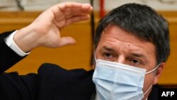 Матео Ренци по време на пресконференцията, на която обяви оставките на министрите от партията си