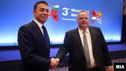 Архивска фотографија- Никола Димитров и Никос Коѕијас на средба во Солун