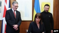 Prim-ministrul britanic Starmer (stânga), ministrul de finanțe Rachel Reeves și președintele ucrainean Volodimir Zelenski la semnarea unui acord de împrumut în valoare de 2,84 miliarde de dolari.