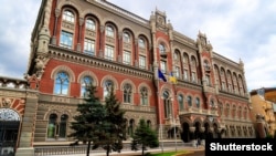На 25 червня регулятор встановив курс 26 гривень 65 копійок за долар, це на 4 копійки більше за курс на сьогодні