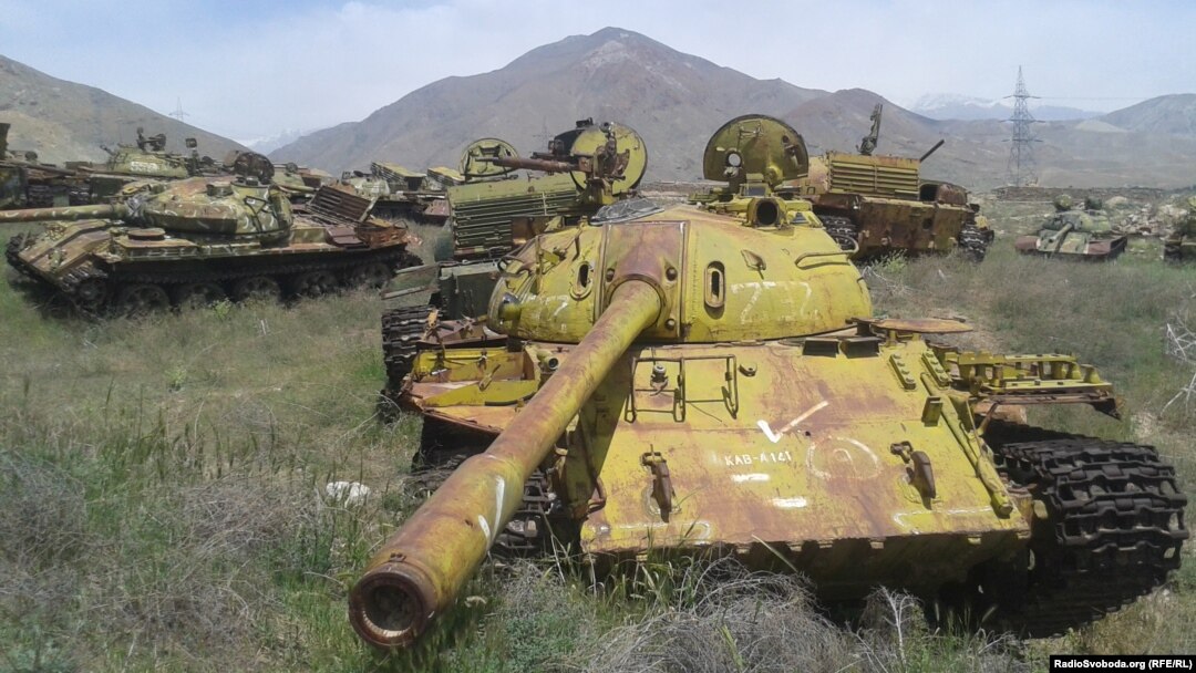 Підбиті радянські танки в Афганістані. Сфотографовано 5 травня 2015 року