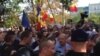 Poliția a sechestrat microbuzul care a transportat instalația de sunet a protestatarilor la sediul televiziunii publice (VIDEO)