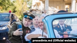 Președintele Igor Dodon făcând poze la „Capul de pod Șerpeni”