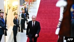 Vladimir Putin urcă scările la Kremlin, către ceremonia inaugurării celui de-al șaselea mandat prezidențial.