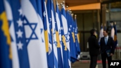 Flamuj të Kosovës dhe Izraelit të vendosura pranë Ministrisë së Punëve të Jashtme dhe Diasporës së Kosovës. 
