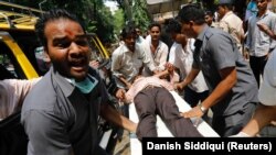 Žrtva stampeda nosi se na nosilima u bolnicu u Mumbaiju, 29. septembra 2017.