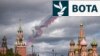 Avionët luftarakë rusë, Su-25, fluturojnë mbi Sheshin e Kuq, gjatë ushtrimeve për paradën ushtarake në Ditën e Fitores. Moskë, 5 maj 2025. 