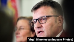 „Dacă vorbim de acele pensionări de la 47, 48, 50 de ani, trebuie o dezbatere acolo să vedem dacă îşi doreşte să continue pe acest post, să putem găsi o bonificaţie suplimentară”, spune ministrul Budăi.