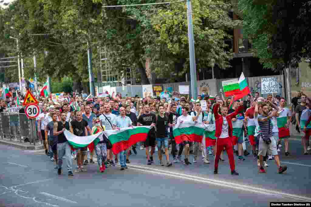 Протестиращите в Пловдив преминаха по булевардите "Цар Борис Трети Обединител" и "Шести септември" и завършиха шествието си на площад "Съединение".