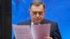 Presidenti serb i Bosnjë dhe Hercegovinës, Millorad Dodik, shikon vendimin e gjykatës e cila e dënoi atë me një vit burgim dhe ia ndaloi angazhimin në politikë për gjashtë vjet, Sarajevë, 26 shkurt 2025.