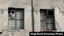 Coșurile de aerisire, înnegrite de flăcările și fumul care au luat zeci de vieți