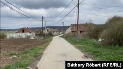 Ahol történt már előzőleg haláleset, vagy családok betegedtek meg, ott nyitottabbak voltak az emberek a regisztrációra. Domony, 2021. április 20-án